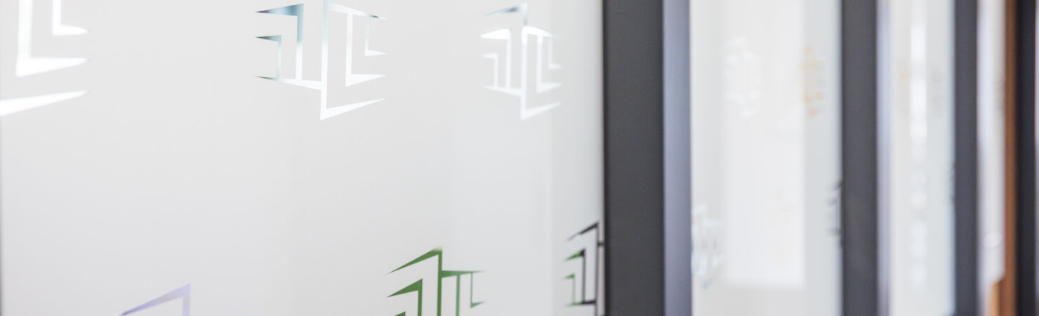 Glazen kantoorwand met MOCTB-logo’s